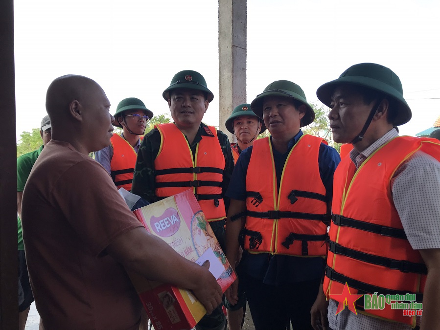 Lãnh đạo tỉnh Thừa Thiên Huế thăm, tặng quà nhân dân vùng lũ
